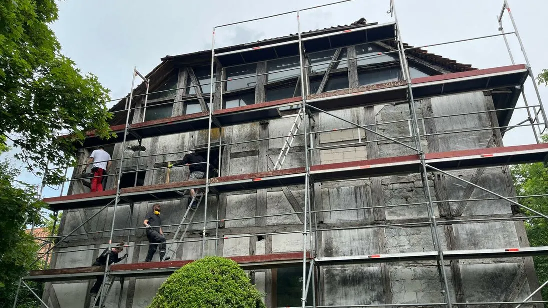 Die Fassade dieses etwa 260 Jahre alten Fachwerkhauses hat das Team 2025 begonnen zu sanieren, im Frühjahr 2026 geht es weiter.